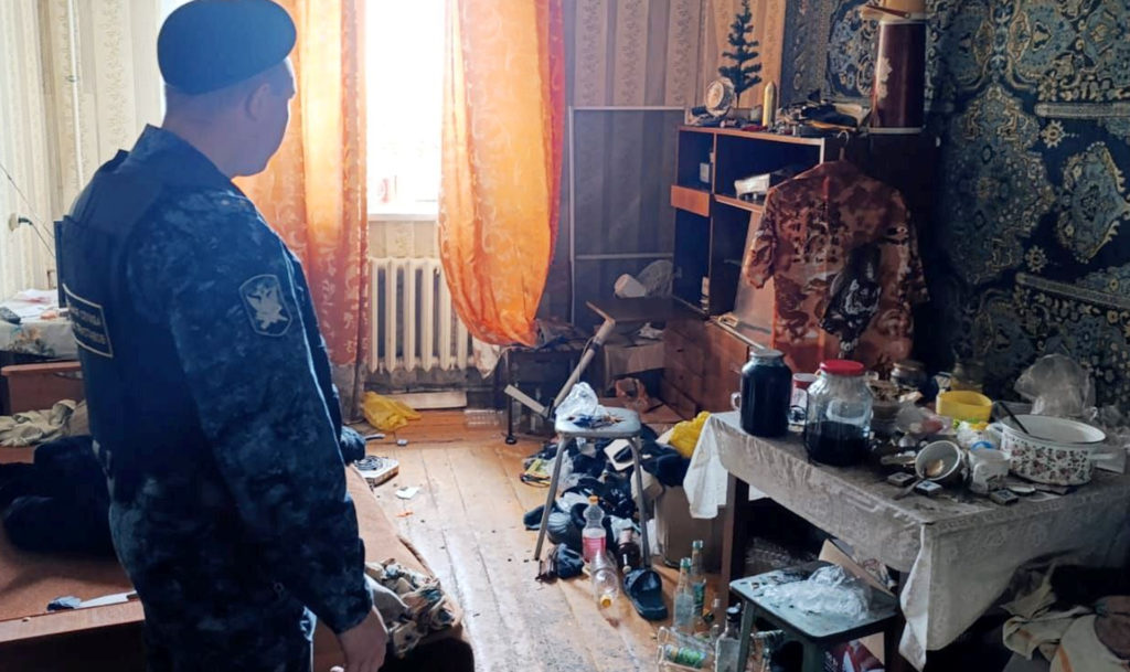 Пьет и превратил жилье в помойку! В Южноуральске мужчина лишился квартиры