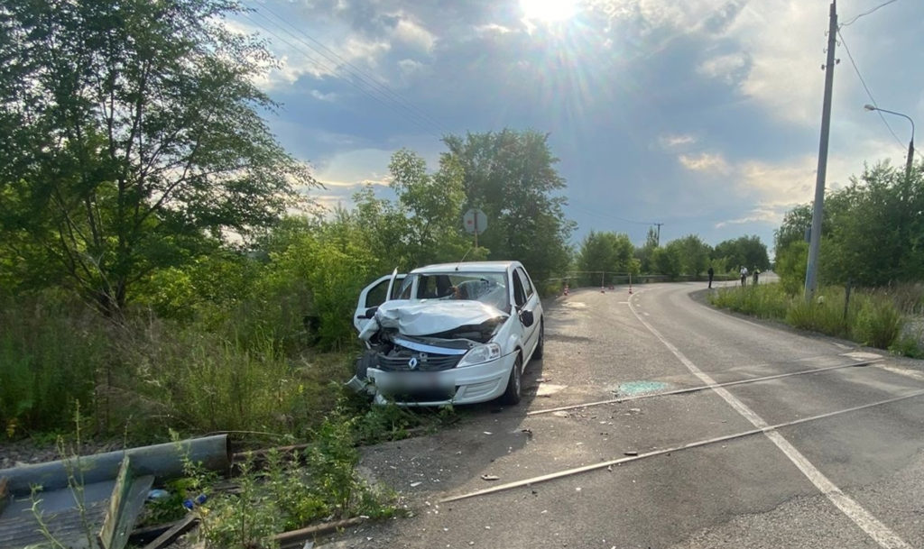 Трое пенсионеров на машине влетели в железнодорожный шлагбаум в Магнитогорске