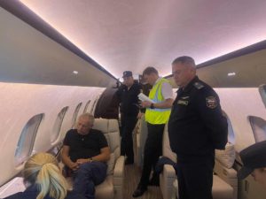 Струков в самолете в момент задержания