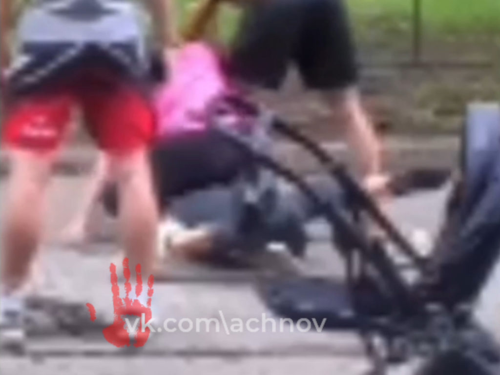 Одна повалила другую и наносила удары по лицу! Две девушки подрались во дворе жилого дома