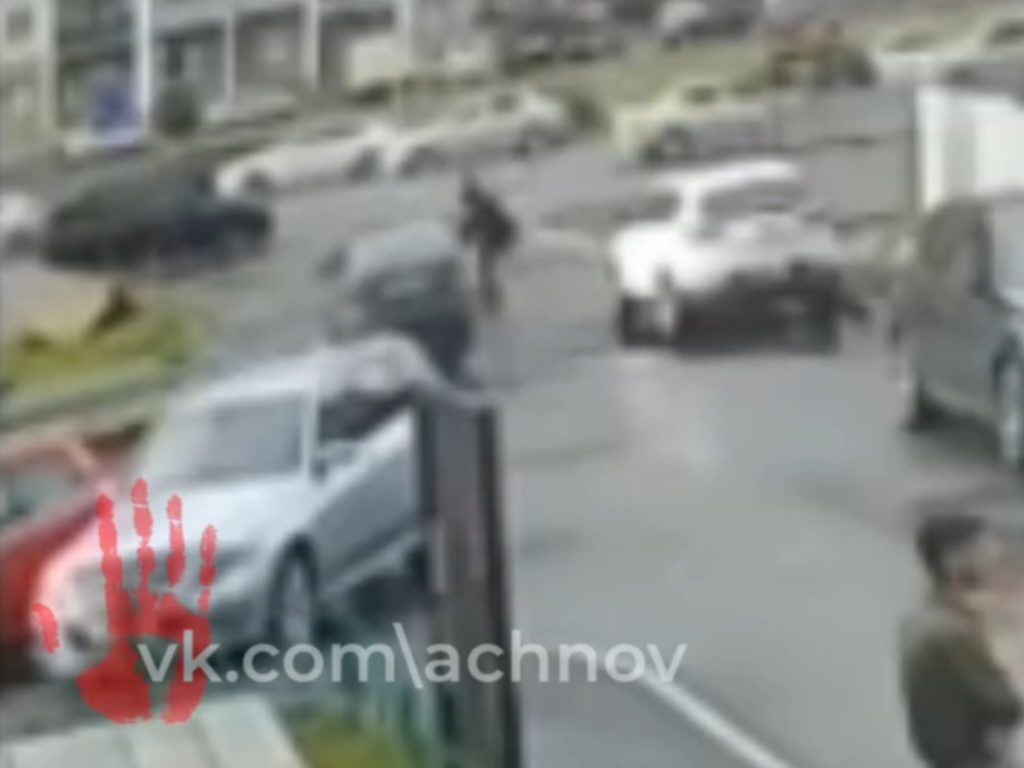 Один сломал ногу! Юные самокатчики попали под машину в Челябинске 