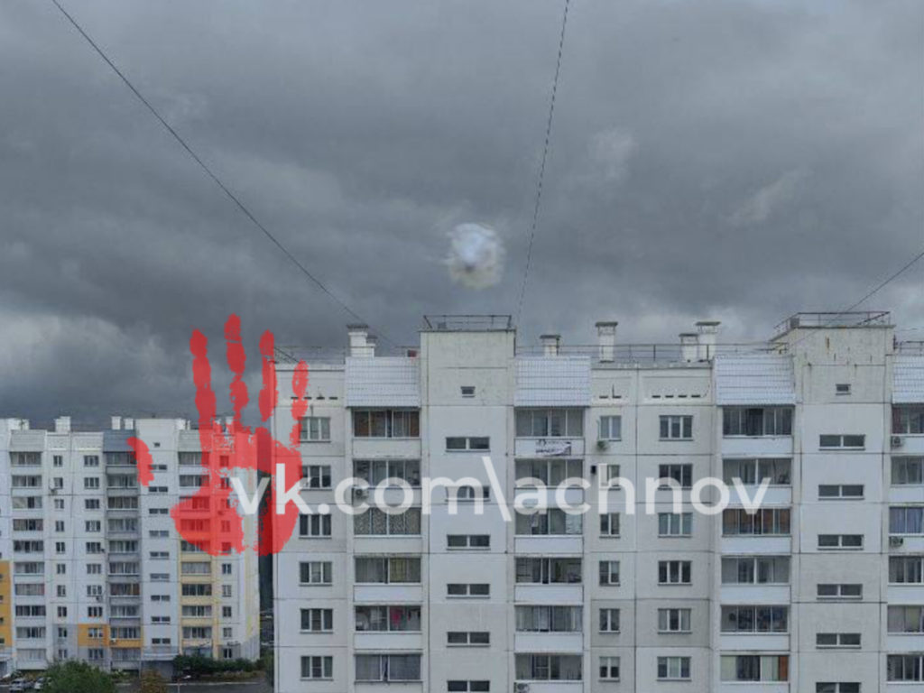 Жители одного из домов пожаловались на стрелка, который палит по всему, что видит!