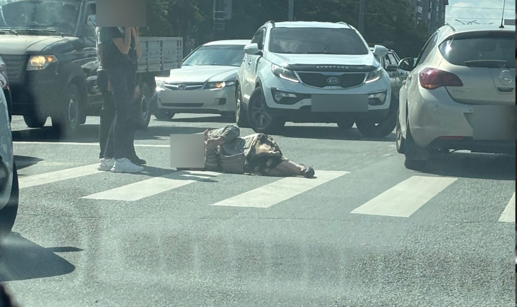 Женщину, лежащую на проезжей части, запечатлели челябинцы