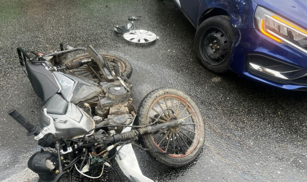 Легковушка и мопед, которым управлял подросток, столкнулись в Челябинске