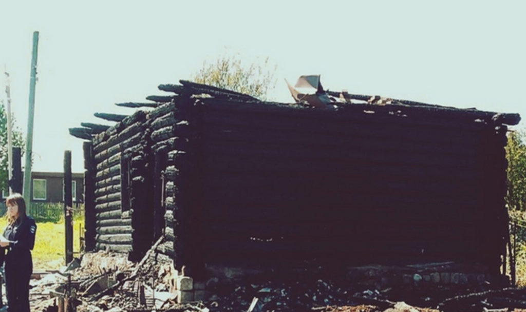 В поселке Медведёвка сгорел дом