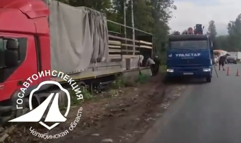 Большегруз улетел в кювет в Челябинской области