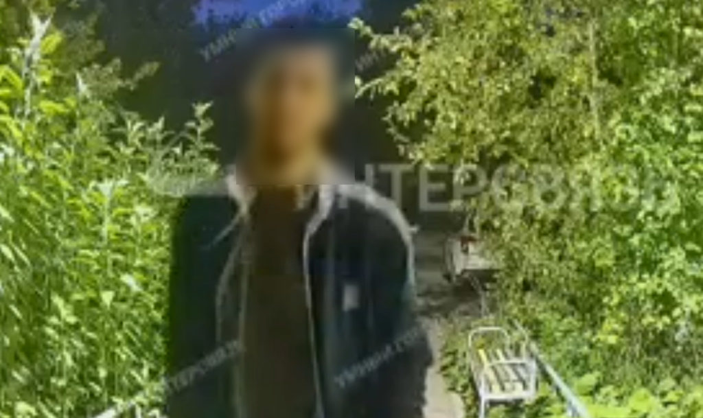 Мужчина раздолбал дверь в одном из жилых домов Челябинска