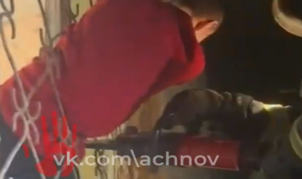 Пролезло все, кроме попы. В Златоусте подросток застрял в оконной решетке