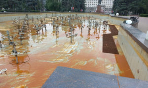 Челябинская мэрия подозревает в загрязнении фонтана на площади Революции вандалов