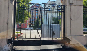 На улице Сони Кривой мусоровоз протаранил железные ворота и уехал