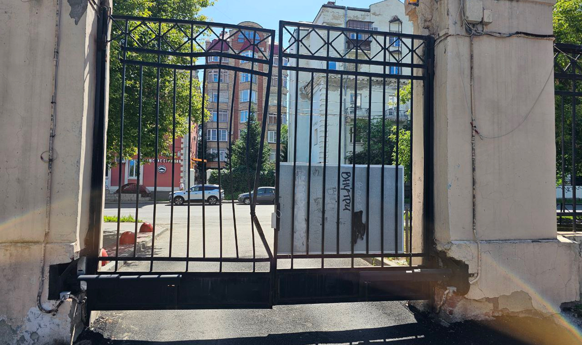 На улице Сони Кривой мусоровоз протаранил железные ворота и уехал
