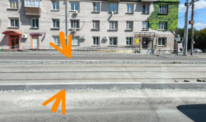 В Челябинске начали устанавливать бордюры, обособляющие трамвайные пути