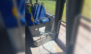 В челябинском троллейбусе №14 разбилось стекло. Осколками задело пассажирку