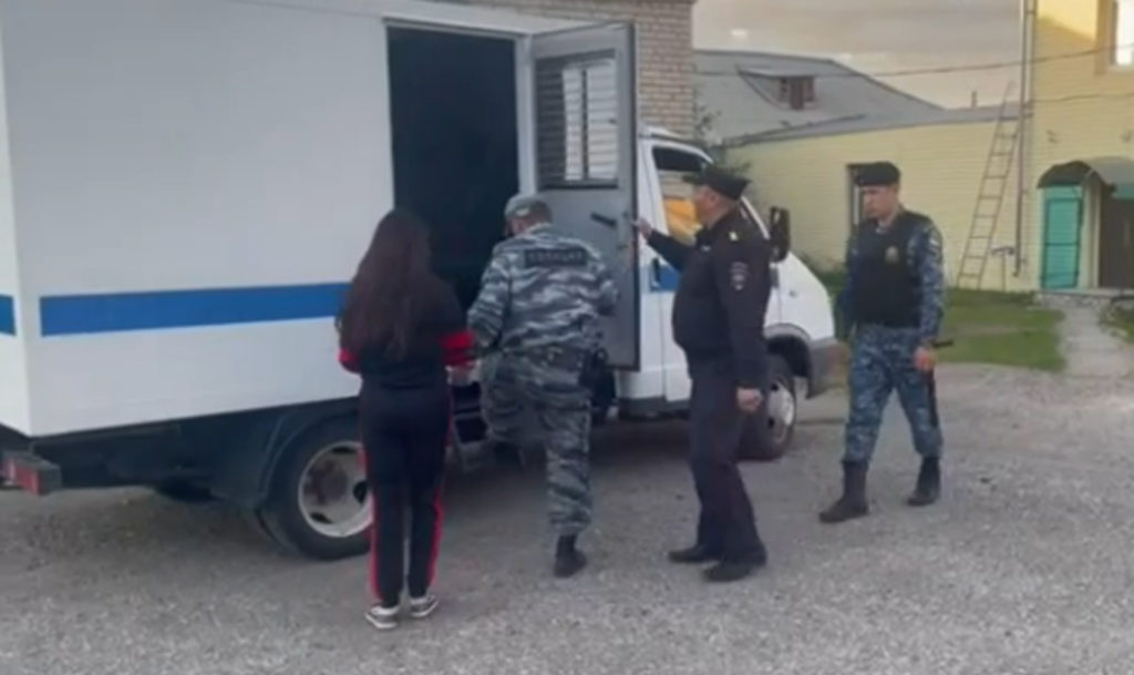 В суд направили дело женщины, которая обвиняется в том, что пыталась нанять киллера для убийства своей 12-летней дочери!