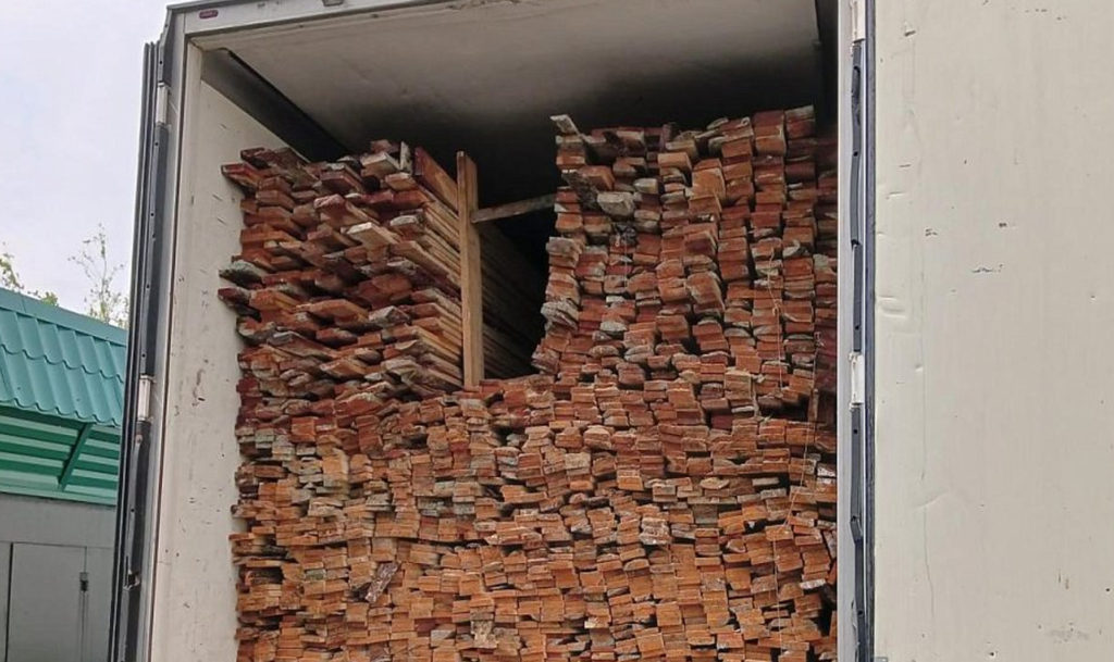 Штрафом отделался контрабандист, который пытался вывезти в Казахстан около 50 кубометров древесины