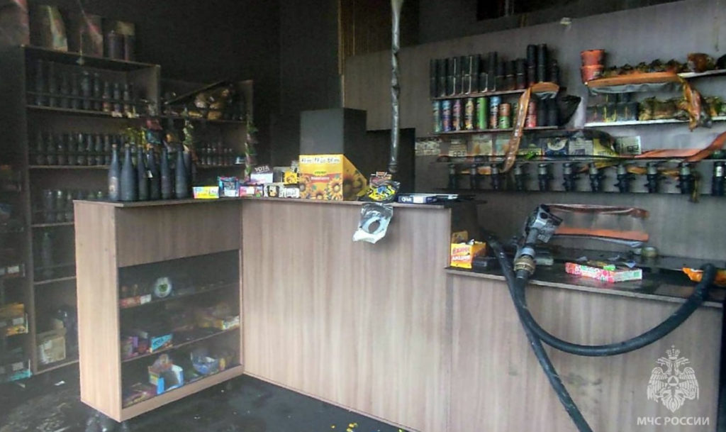 Огонь мог перекинуться на соседние здания! В Челябинске вспыхнул магазин