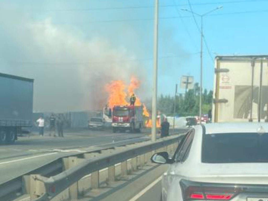 В Челябинске на улице Игуменка полыхает дом