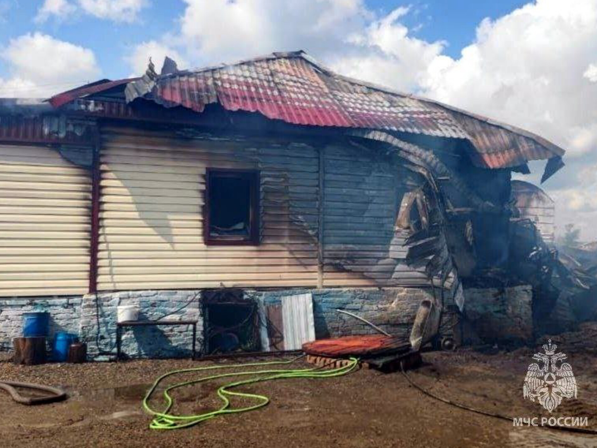 В деревне Метличье произошел пожар в частном доме и хозяйственной постройке
