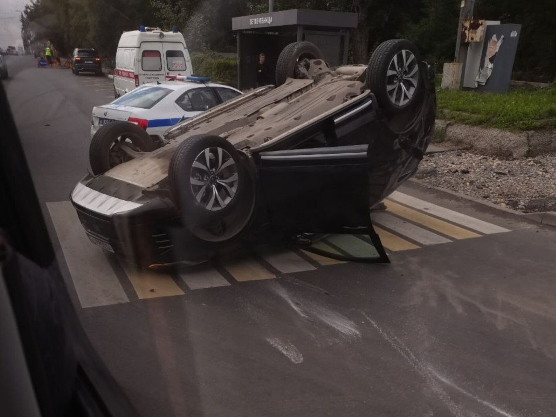 Машина перевернулась на Свердловском тракте в Челябинске 