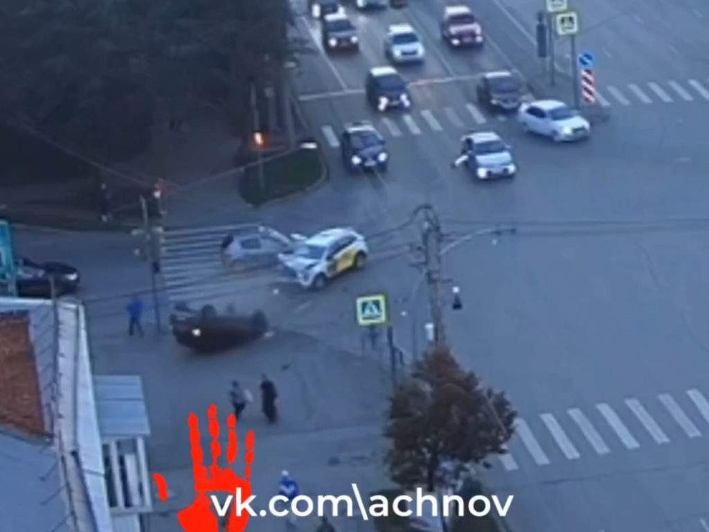 В Челябинске перевернулся автомобиль