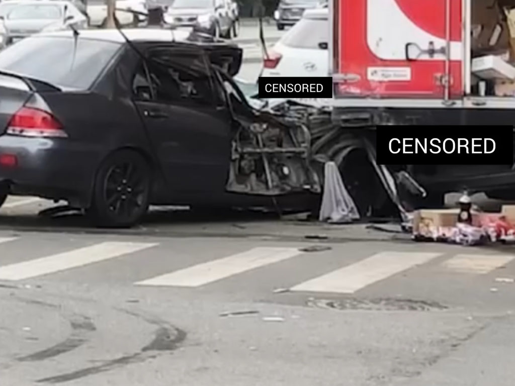 Два человека пострадали в тройной аварии на улице Каслинской