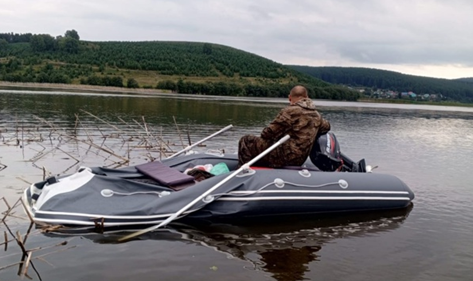 Лодка с южноуральцем на борту едва не затонула в городском пруду Усть-Катава