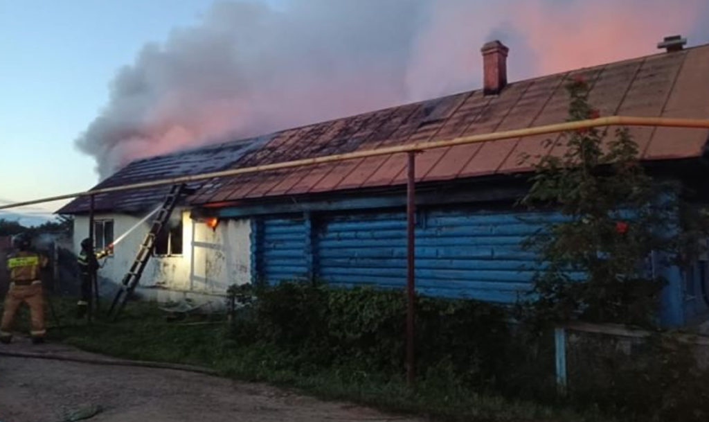 В Каслях сгорел дом