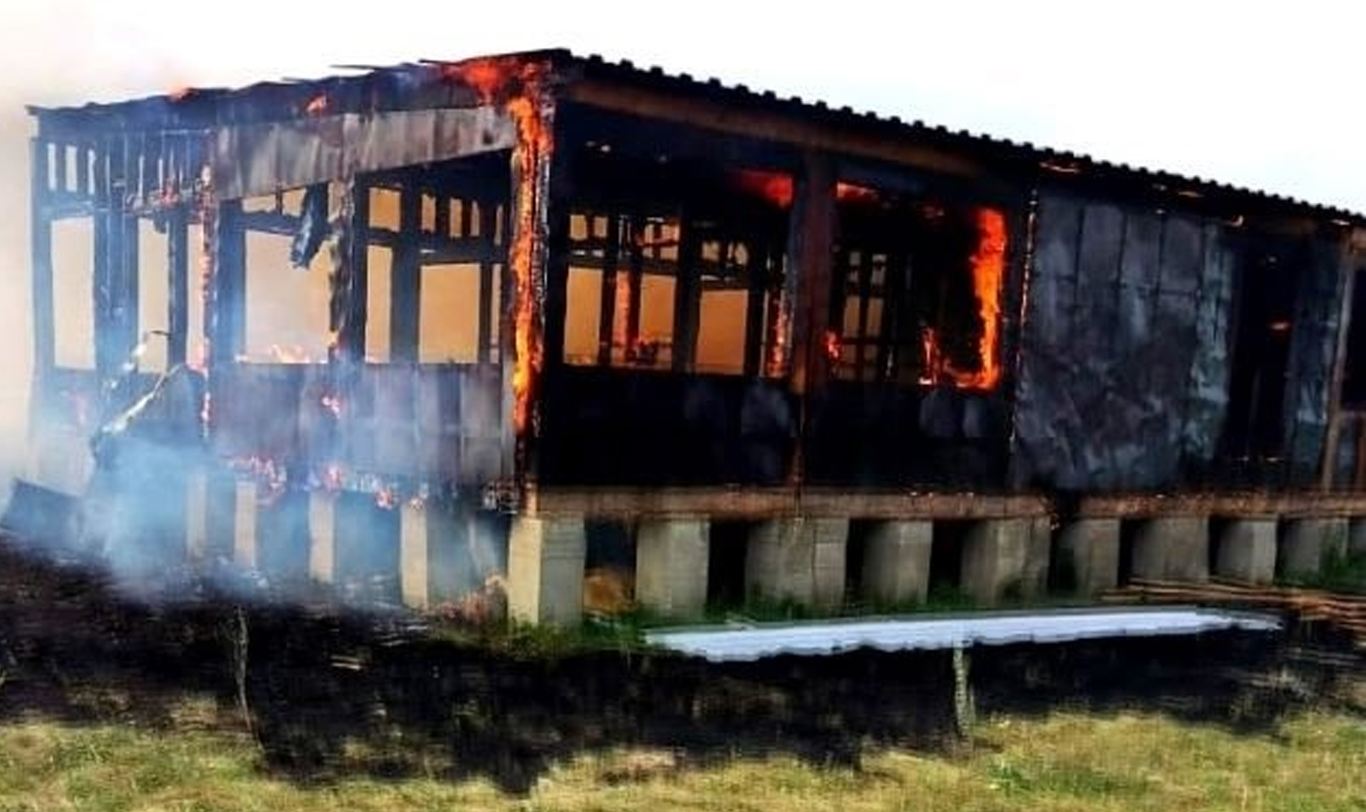 Деревянная обрешетка способствовала быстрому распространению огня! Строящееся здание сгорело в селе Кузнецкое Аргаяшского округа