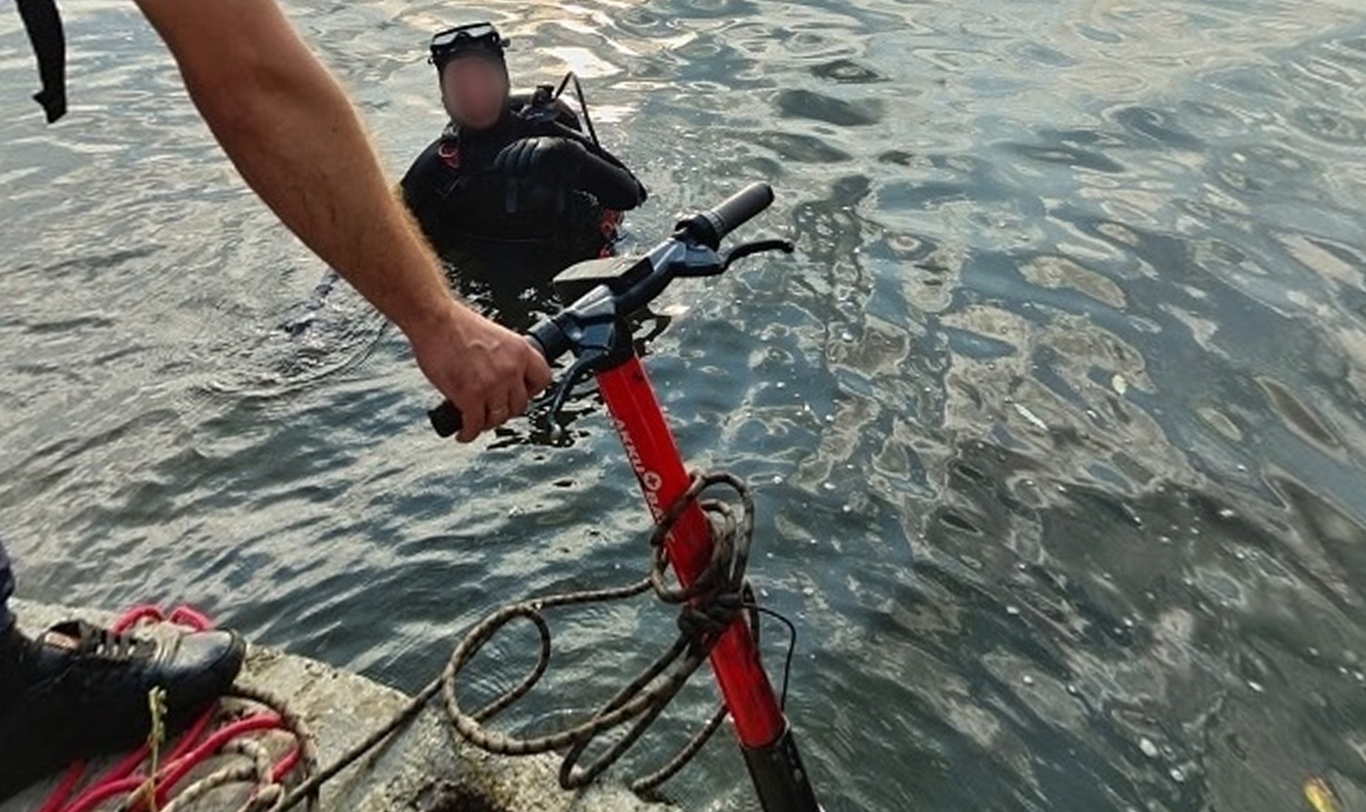 Выломали GPS-модули и утопили самокаты! В️ Кыштыме два парня попытались угнать СИМы