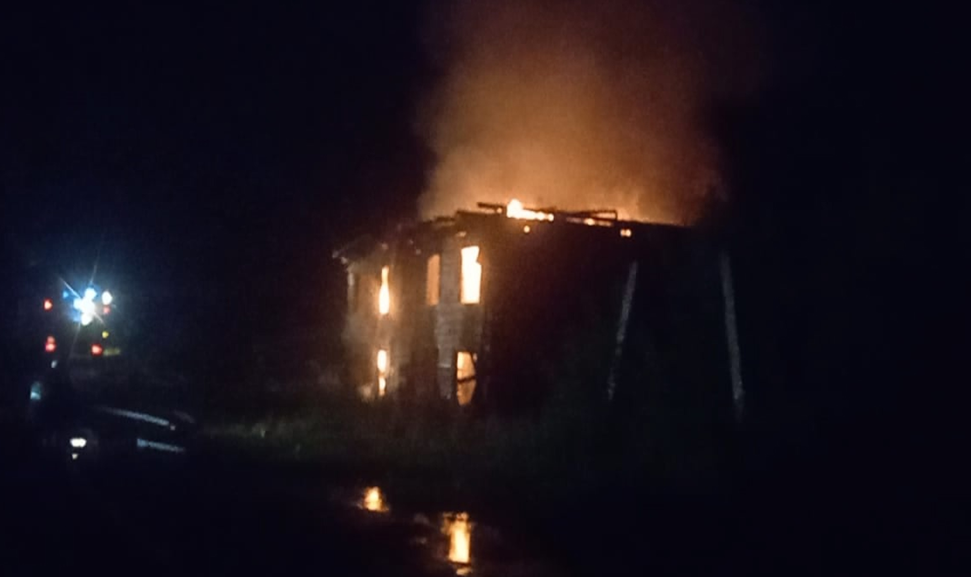 Огонь уничтожил двухэтажный дом в Юрюзани