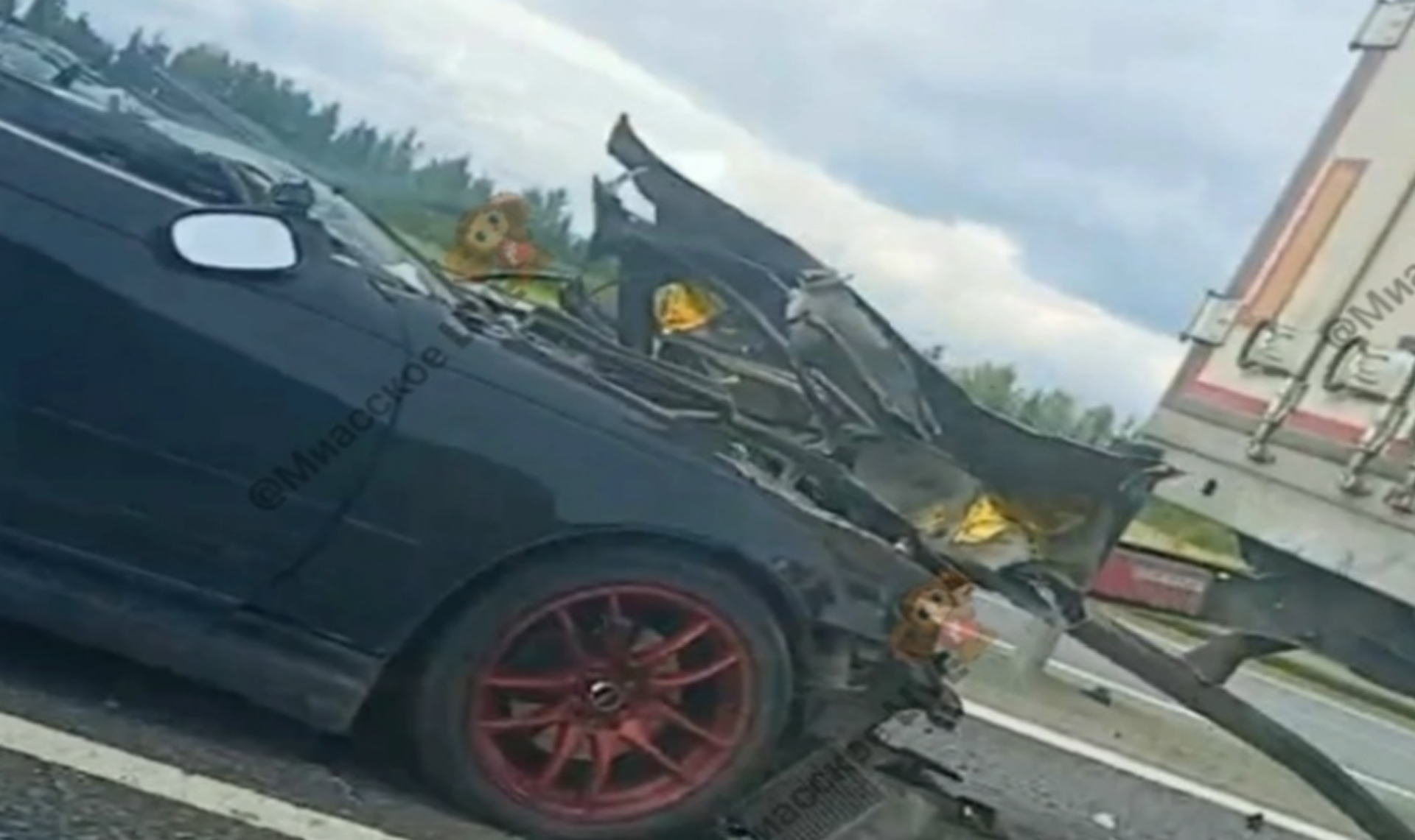 Под селом Миасское иномарка залетела под грузовик