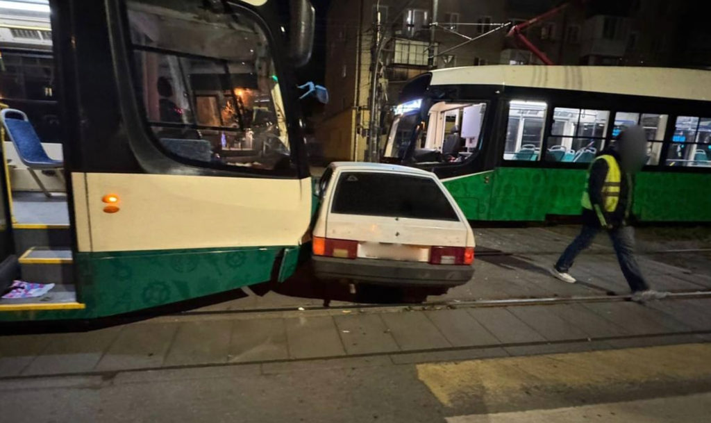 Парень, чья машина столкнулась с трамваем, ездил☝️ без прав и пьяным?!