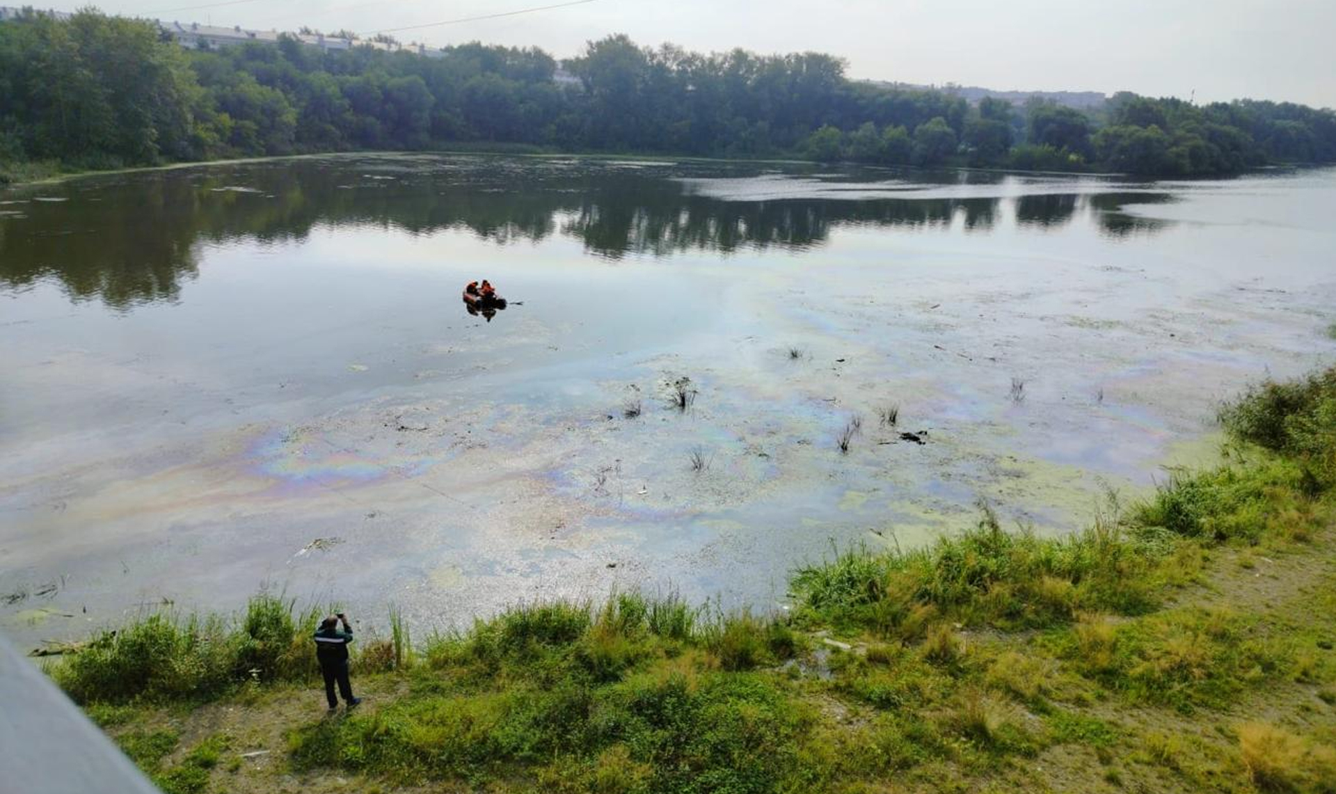 На реке Миасс в Челябинске нашли большое нефтяное пятно размером 12 тысяч квадратных метров