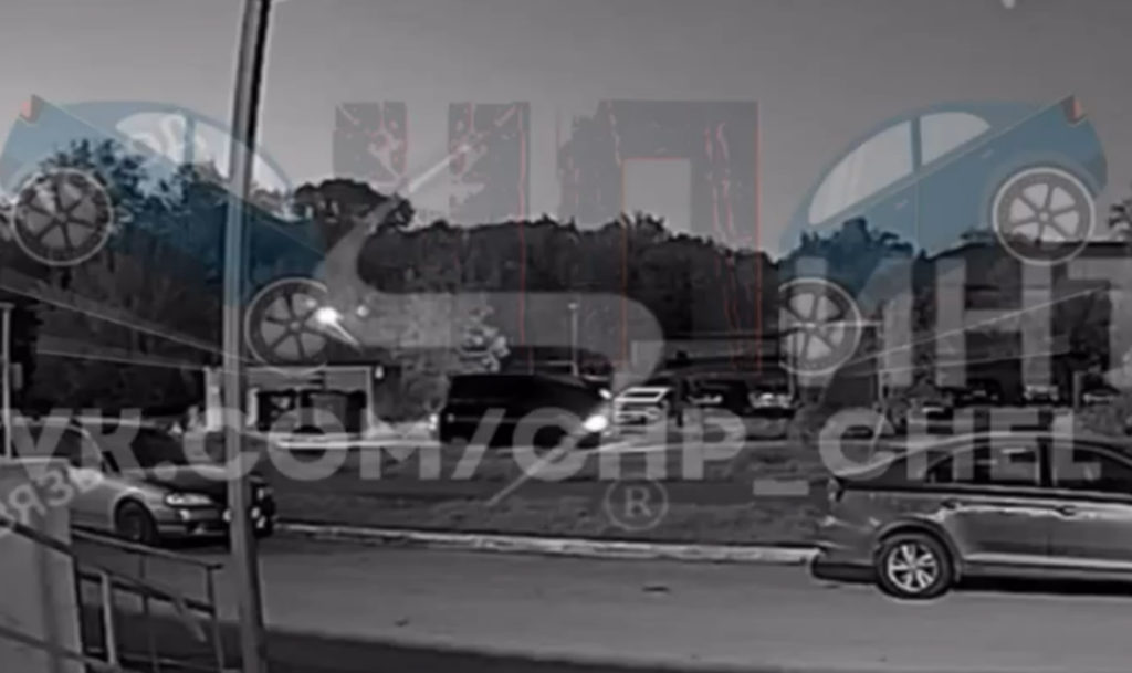 В Челябинске водитель одной машины припарковался прямо на другой!