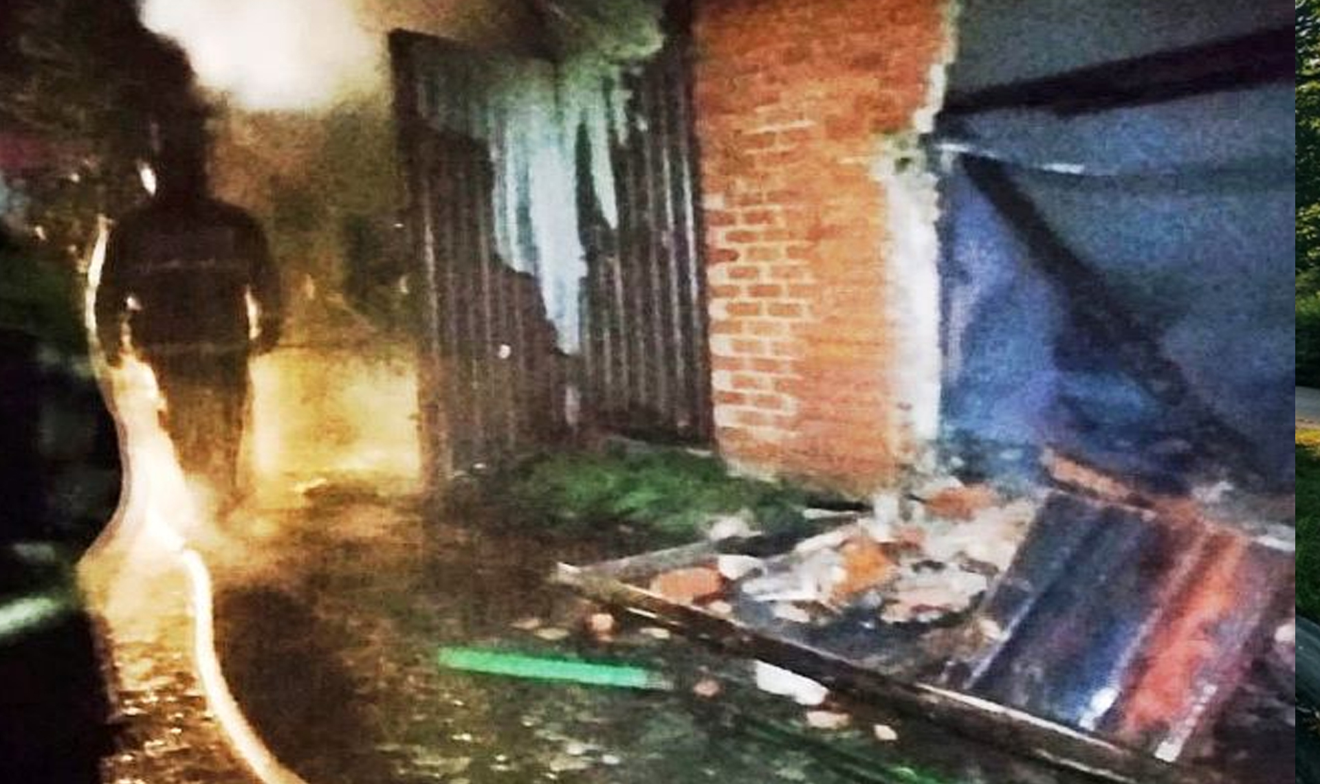 Рухнула крыша в одном из гаражей на частной территории поселка Роза