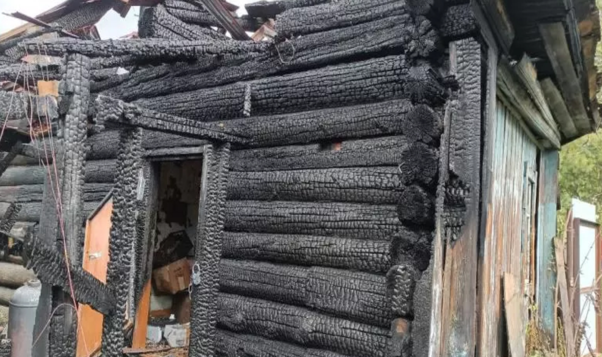 В щепки превратился дом в селе Тюлюк Катав-Ивановского района