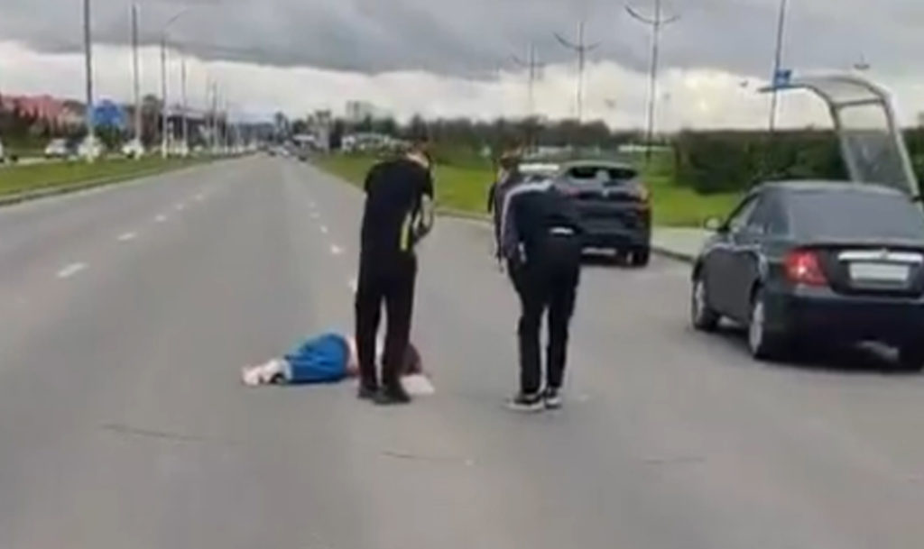 Шокированные свидетели ДТП обматерили водителя "Мерседеса", который сбил 15-летнюю девочку на пешеходном переходе в Магнитогорске