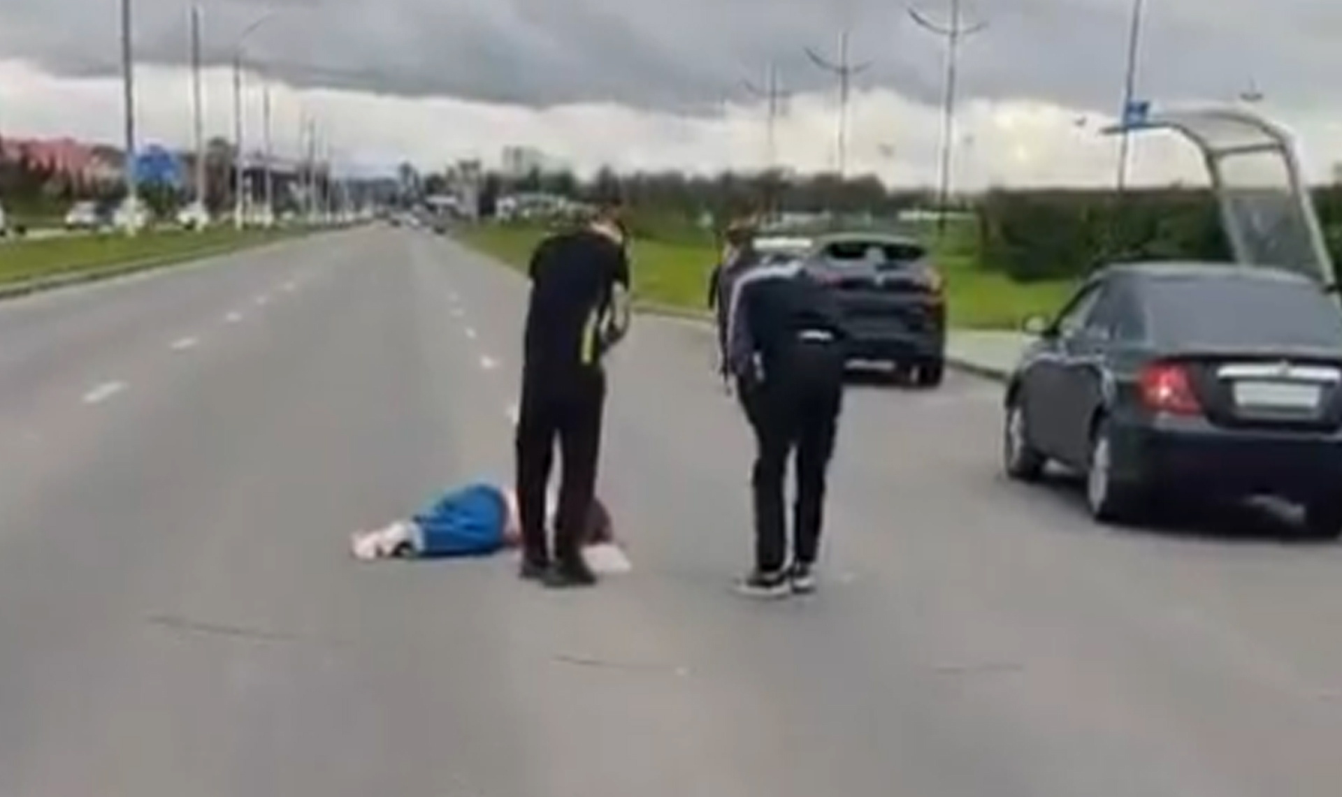 Шокированные свидетели ДТП обматерили водителя "Мерседеса", который сбил 15-летнюю девочку на пешеходном переходе в Магнитогорске