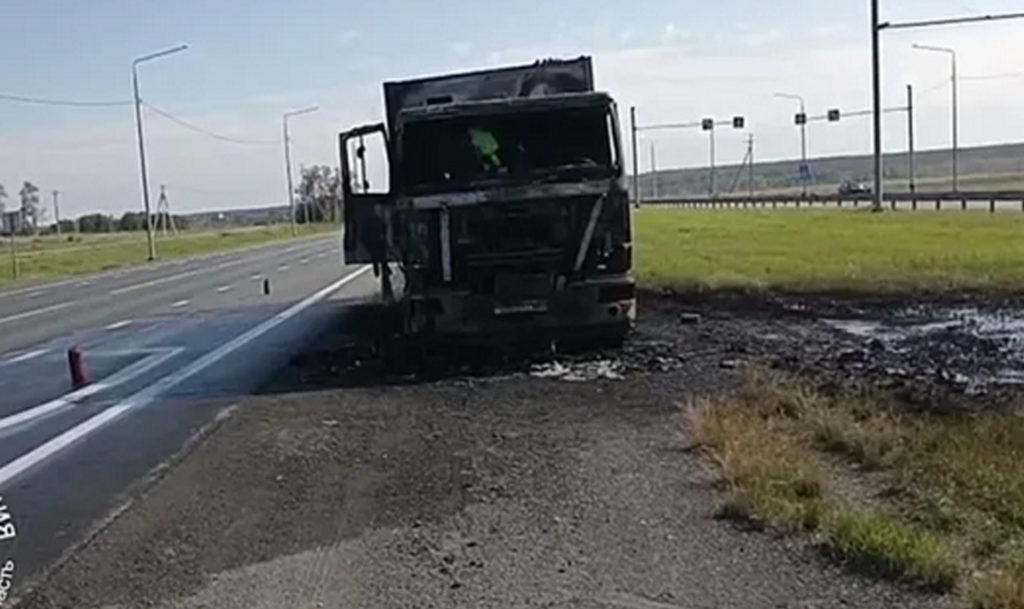 Машина вспыхнула на трассе в Челябинской области