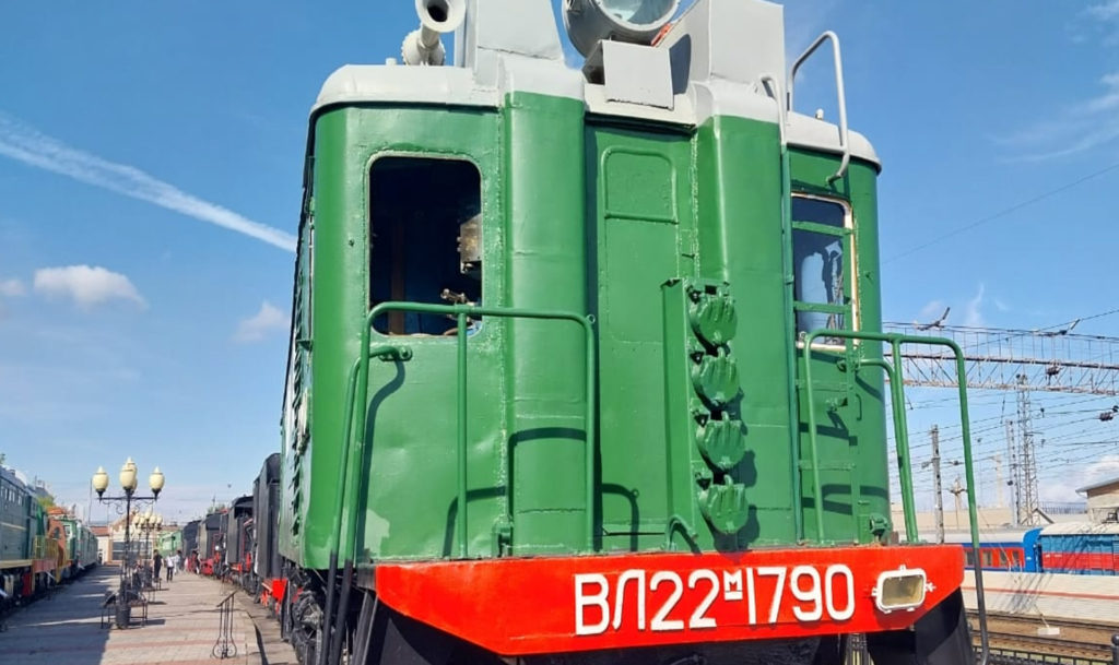 В Челябинске подросток разбил стекло в выставочном электровозе