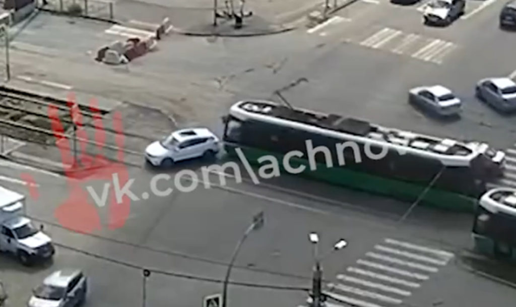 Трамвай “боднул” легковушку на проспекте Победы в Челябинске