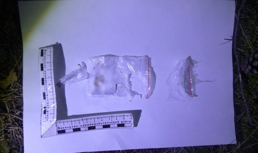 Дилеры или наркоманы? В Кыштыме поймали троих человек с наркотиками