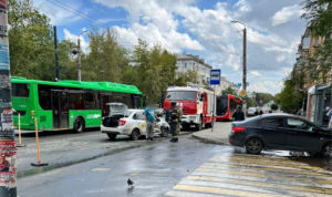 На ЧМЗ произошла авария с такси. Травмы получили двое детей