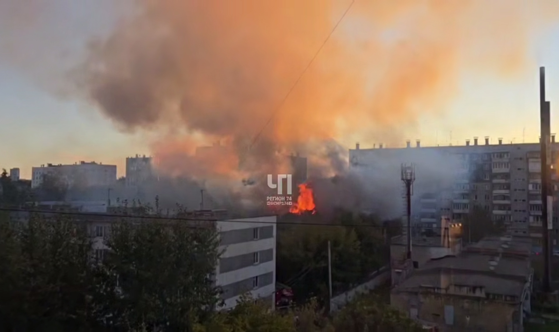 Мощный пожар произошел в Мебельном поселке