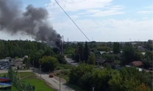 В Советском районе рядом с линиями электропередач загорелся грузовик