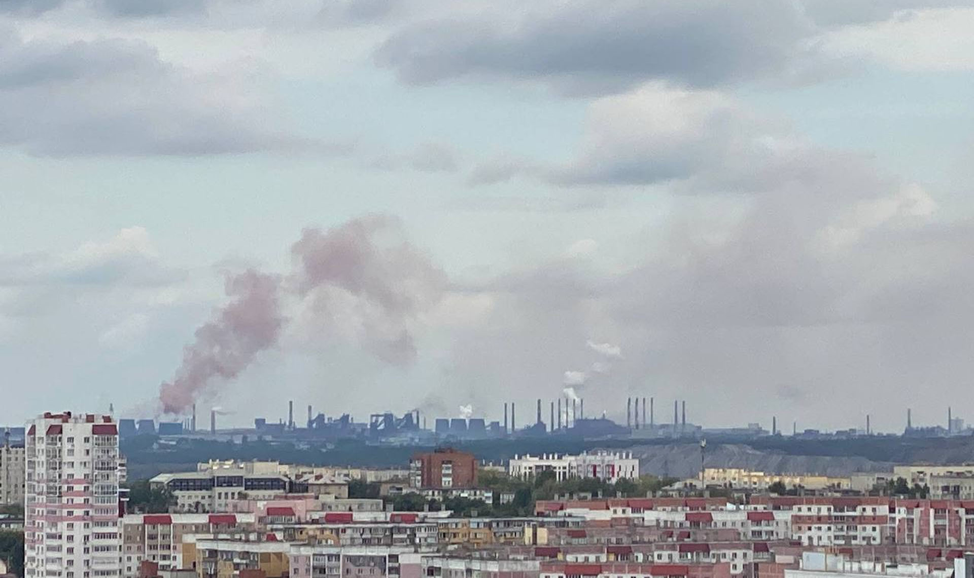 Столб розового дыма поднялся над заводом ЧМК в Челябинске
