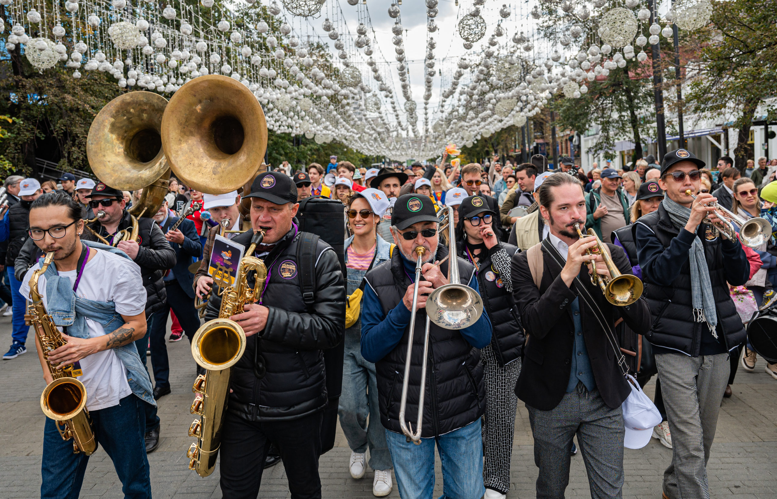 Шествие джазовых музыкантов по Кировке