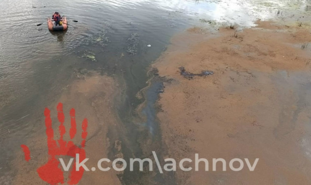 Нефтяные пятна на реке Миасс появлялись из-за городской ливневки