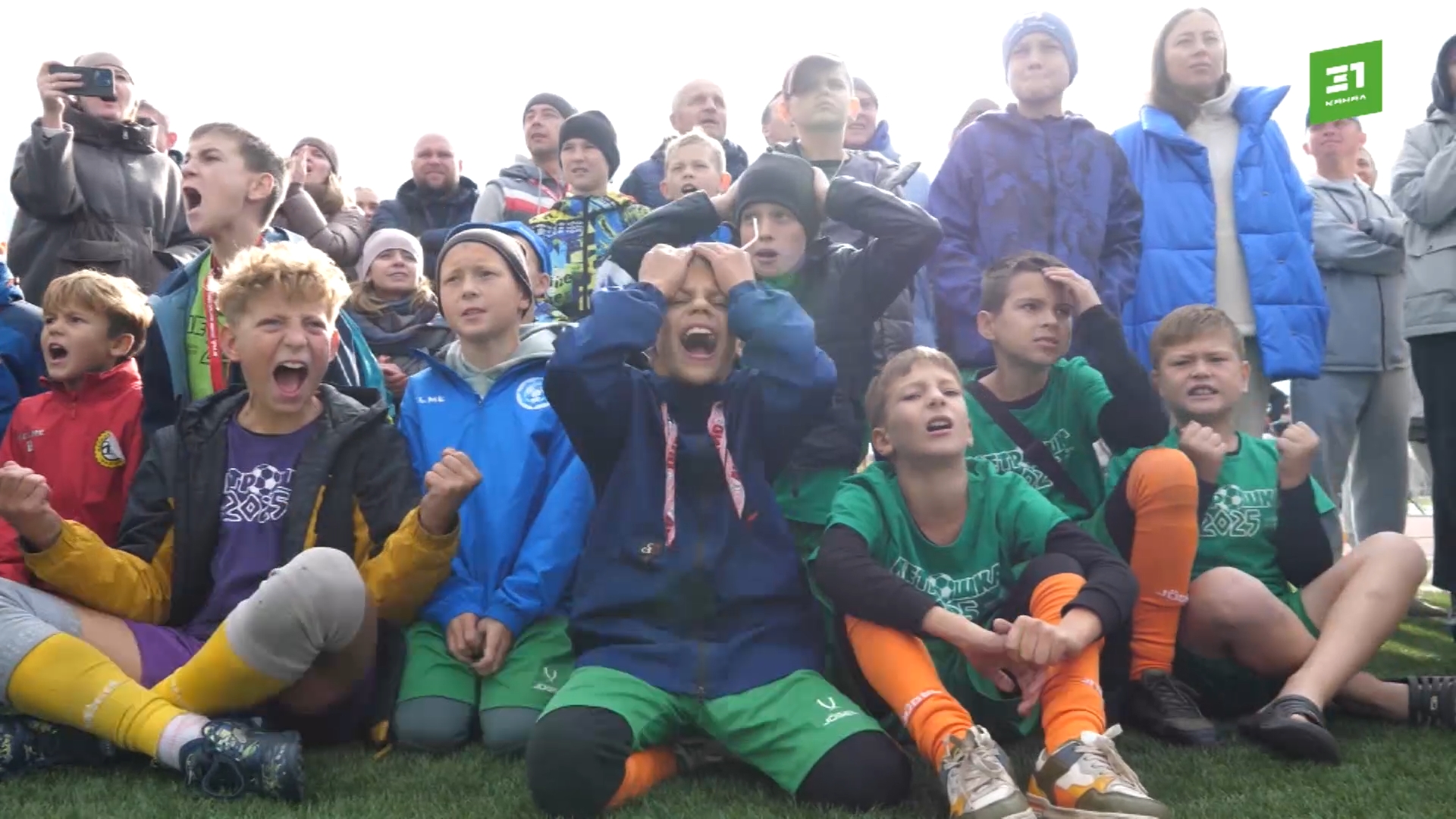 Юные болельщики "Метрошки" переживают за сверстников