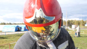 Спасатель в шлеме